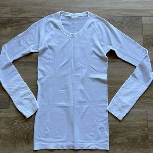 Lululemon Swiftly Tech Long Sleeve Top. Excellent condition
